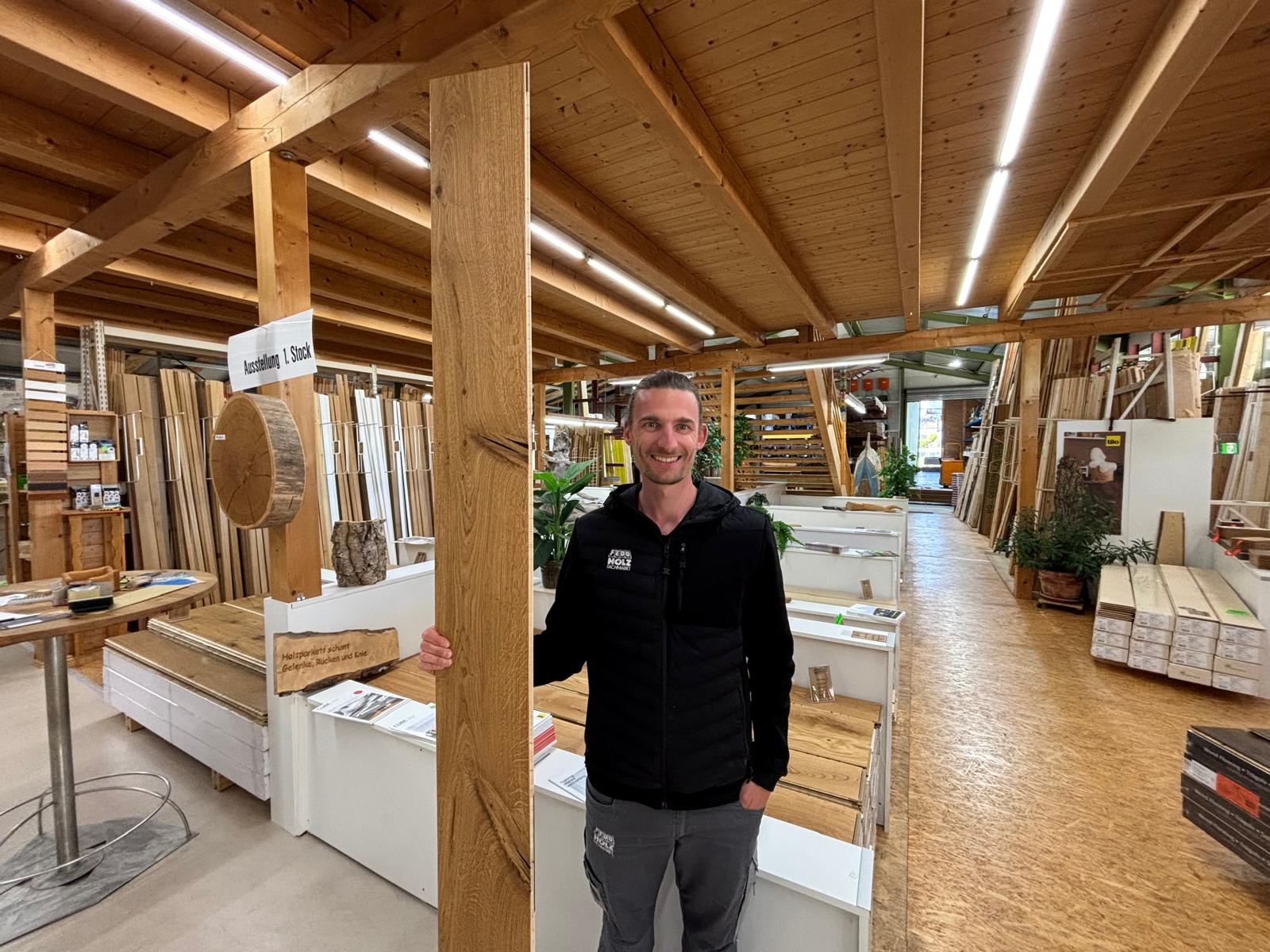 Person im Holzfachmarkt mit Parkettdiele