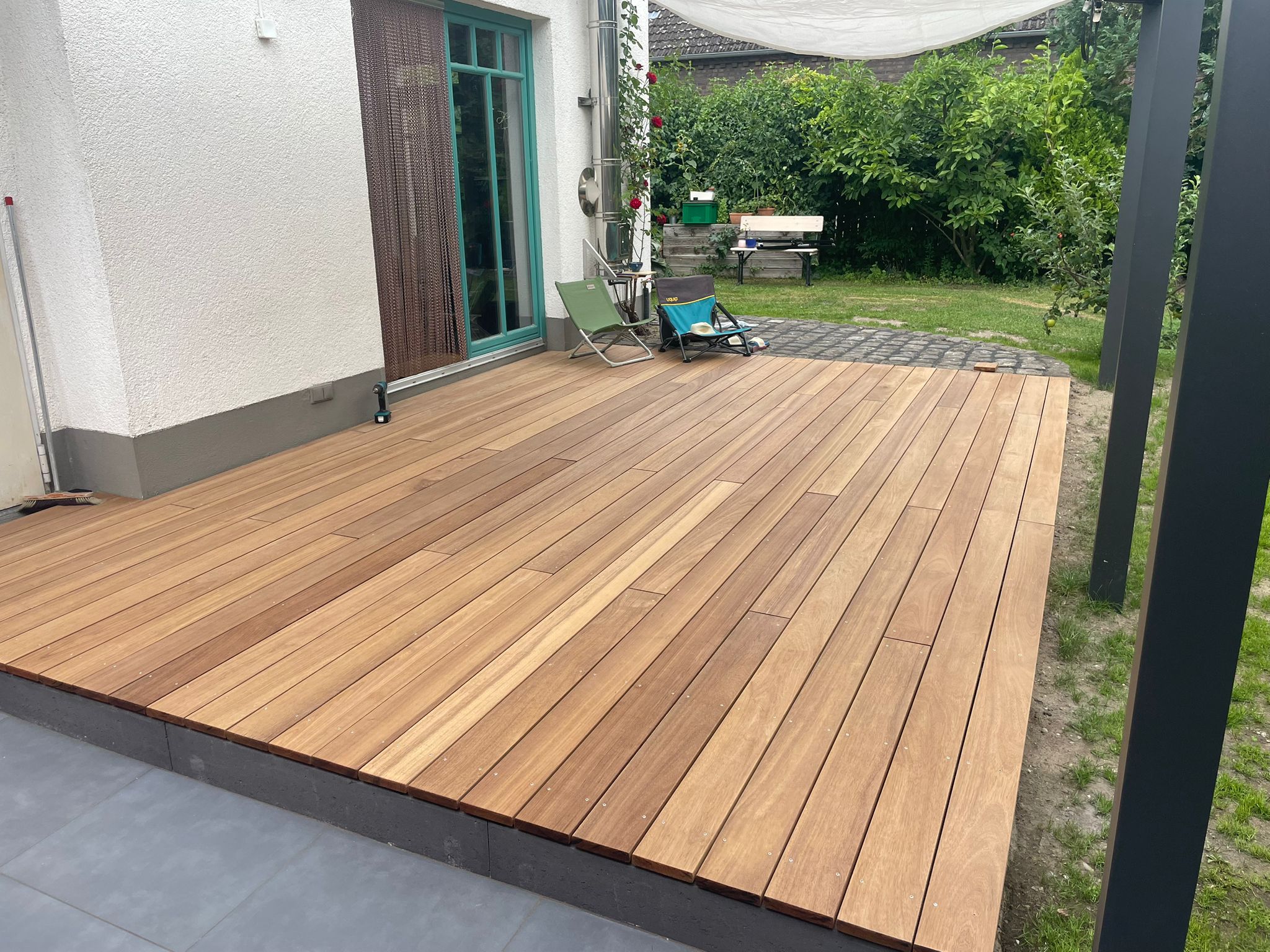 Holzterrasse aus Guyana Teak im Garten
