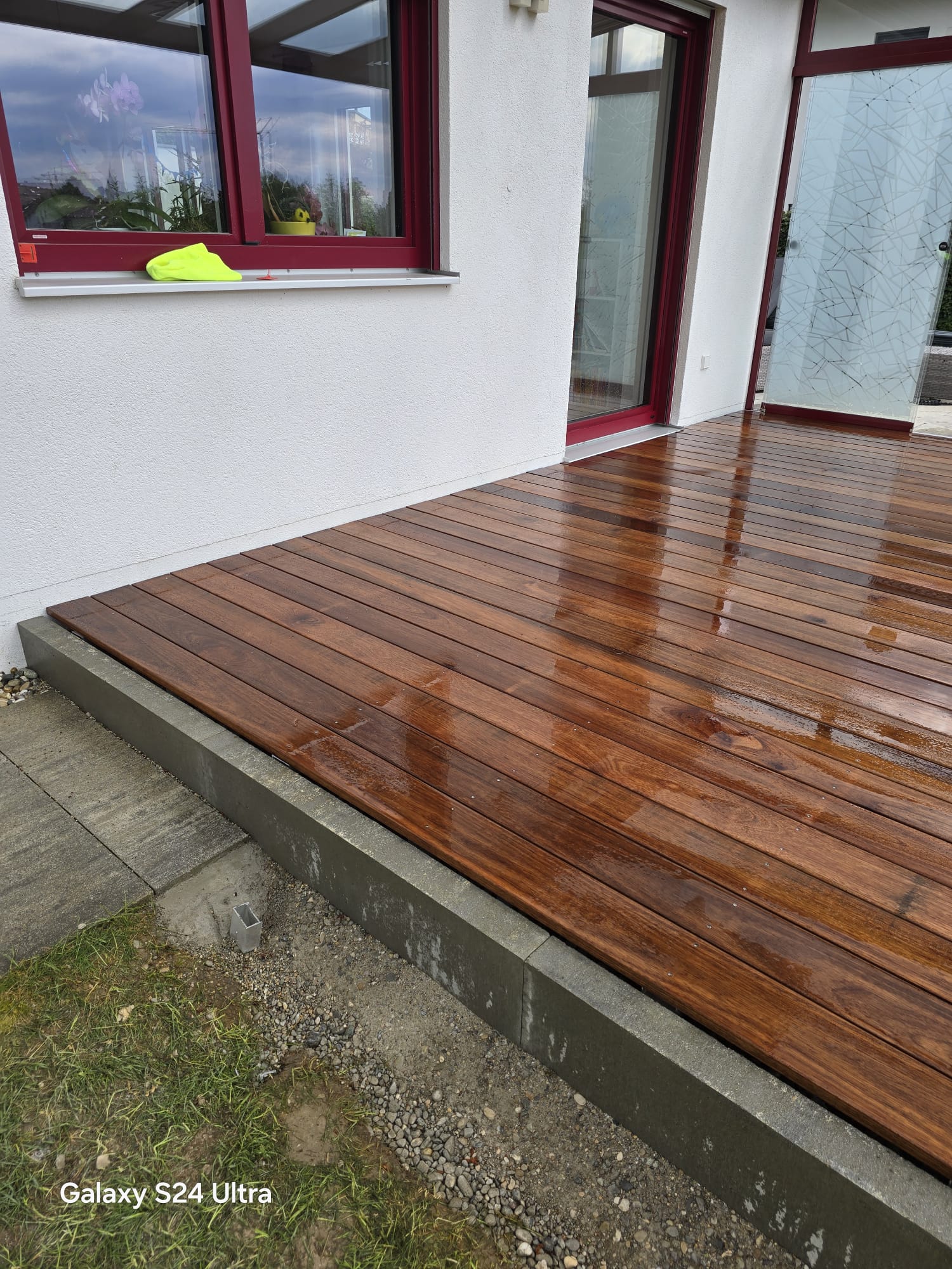 Referenz Holzterrasse aus Guyana Teak im Garten