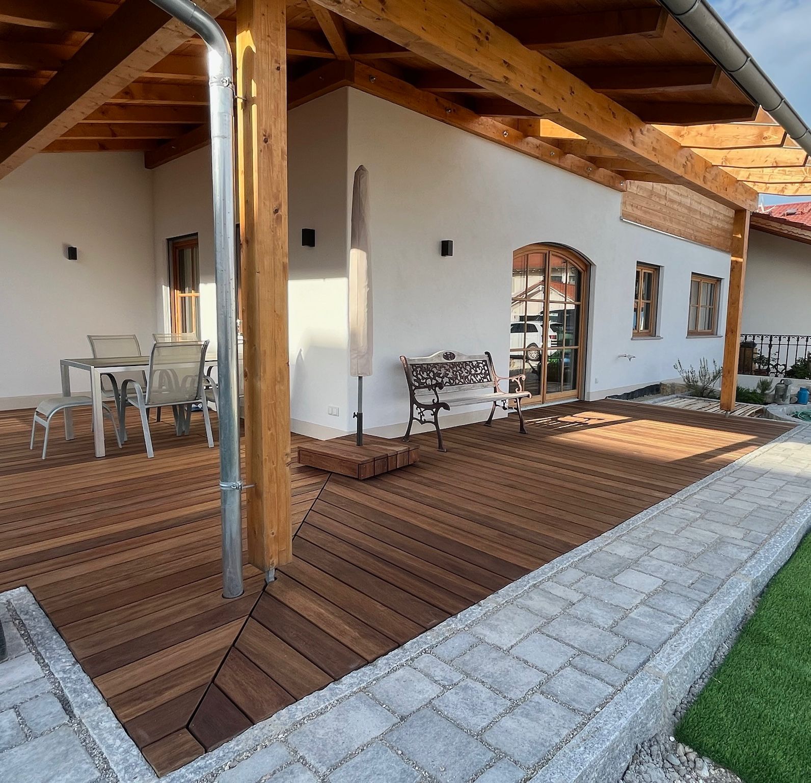 Referenz einer überdachten Teak-Terrasse am Wohnhaus