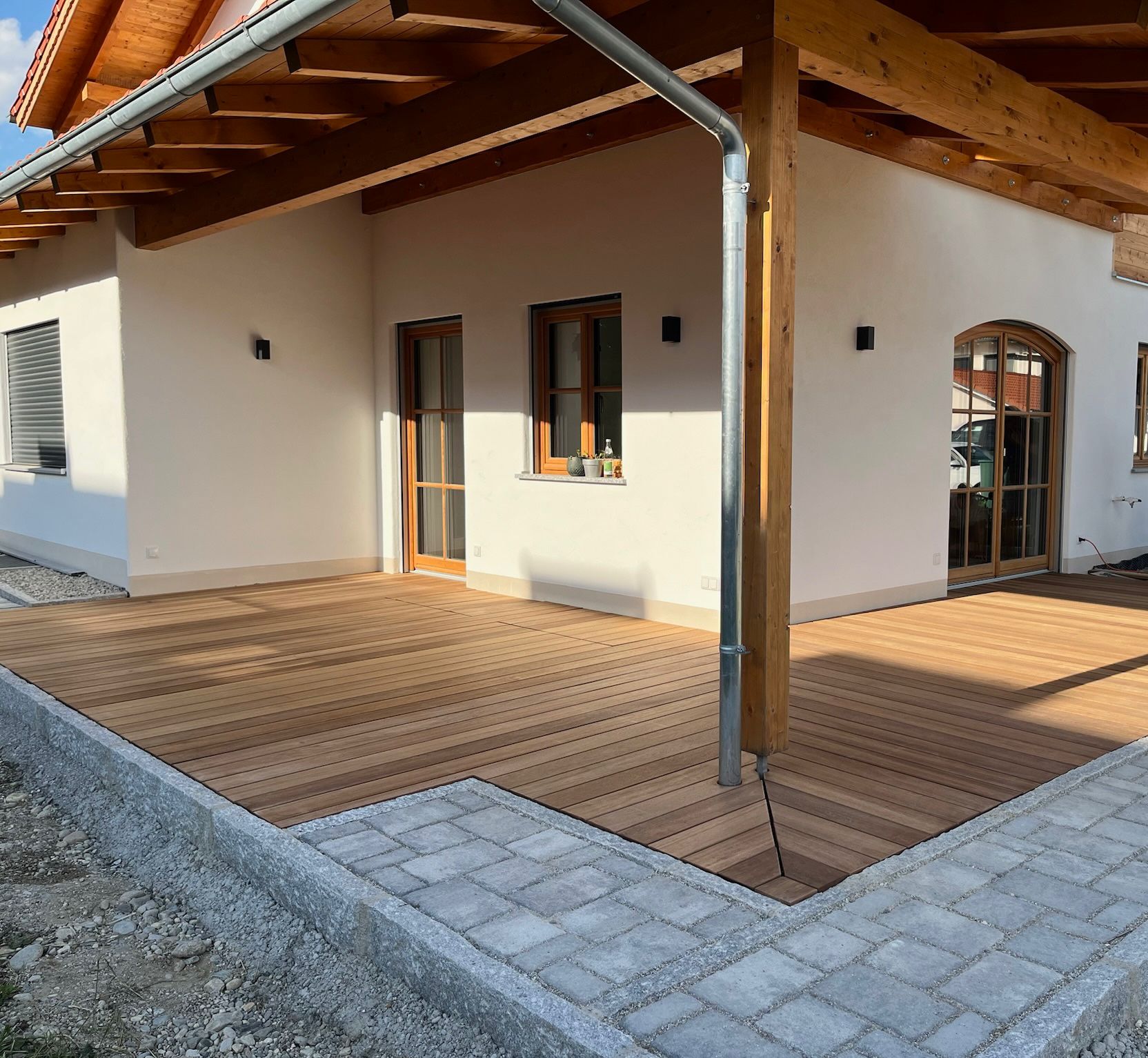 Referenz einer T-Terrasse aus Guyana Teak am Haus